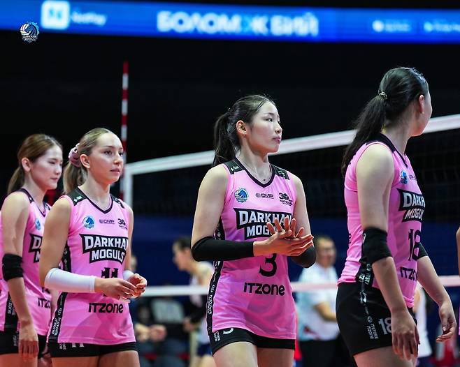 몽골 리그 소속으로 뛸 때의 인쿠시(중앙) [인쿠시 선수 제공. 재판매 및 DB 금지]