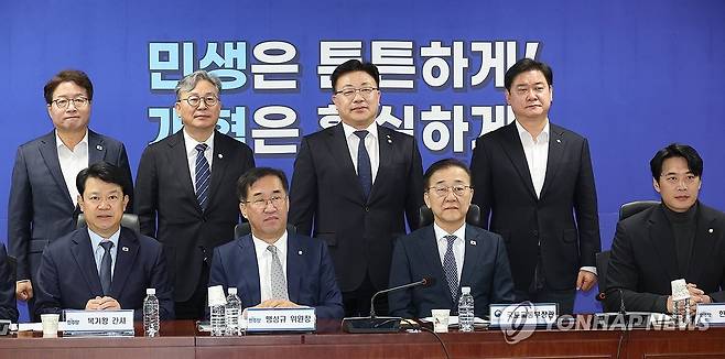 더불어민주당 국토위-국토교통부 당정협의 (서울=연합뉴스) 박동주 기자 = 20일 서울 여의도 국회 의원회관에서 열린 더불어민주당 국토위-국토교통부 당정협의에서 김윤덕 국토교통부 장관과 맹성규 국토교통위원장이 기념촬영을 하고 있다. 2025.11.20 pdj6635@yna.co.kr