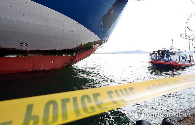 좌초 선박 현장감식 (목포=연합뉴스) 천정인 기자 = 20일 오전 전남 목포시 삼학부두에서 해경과 국과수가 2만6천t급 여객선 퀸제누비아2호에 대한 감식을 하고 있다. 
    제주에서 267명을 태우고 목포로 향하던 퀸제누비아2호는 전날 신안군 장산면에 있는 족도(무인도)에 좌초됐다. 중대한 인명피해 없이 탑승 267명 전원 구조됐다. 해경은 선장 등 3명을 입건해 사고 원인을 조사 중이다. 2025.11.20 iny@yna.co.kr