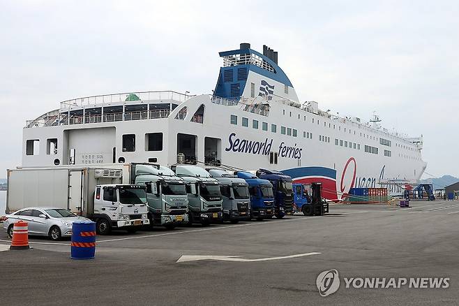 좌초했다가 돌아온 퀸제누비아2호 (목포=연합뉴스) 천정인 기자 = 20일 오전 전남 목포시 삼학부두에서 2만6천t급 여객선 퀸제누비아2호가 정박해 있다. 퀸제누비아2호는 전날 신안군 장산면에 있는 족도(무인도)에 좌초됐다가 9시간여만에 입항했다. 이 여객선에 타고 있던 승객 246명·승무원 21명 등 267명 전원 무사 구조됐으나 좌초 충격으로 일부가 경미한 통증을 호소해 병원으로 옮겨졌다. 2025.11.20 iny@yna.co.kr