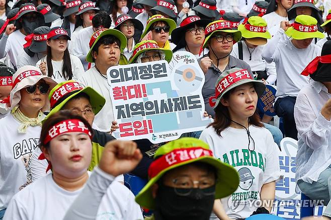 보건의료노조 '의대정원 확대, 지역의사제도 도입' (서울=연합뉴스) 서대연 기자 = 전국보건의료산업노동조합(보건의료노조) 조합원들이 2일 서울 숭례문 일대에서 열린 총력투쟁 결의대회에서 팻말을 들고 있다.
    이들은 9.2 노정합의 이행, 보건의료노동자 직종별 인력기준 제도화, 지역 의사제 도입 및 공공의대 설립, 주4일제 등을 촉구했다. 2025.7.2 dwise@yna.co.kr