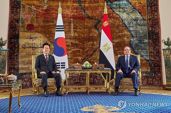 한-이집트 단독 정상회담 (카이로=연합뉴스) 한상균 기자 = 이재명 대통령과 압델 파타 알시시 이집트 대통령이 20일(현지시간) 이집트 카이로 대통령궁에서 한-이집트 단독 정상회담을 하고 있다. 2025.11.20 [공동취재 제공. 재판매 및 DB 금지] xyz@yna.co.kr