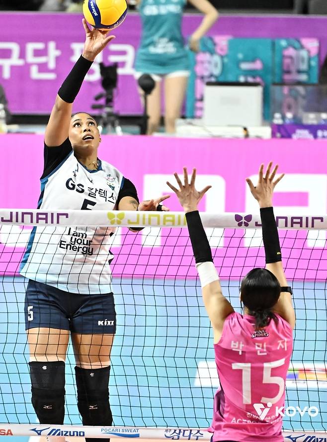 공격하는 GS칼텍스의 실바 [한국배구연맹 제공. 재판매 및 DB 금지]