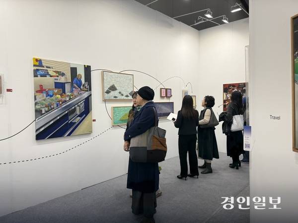 지난 20일 오후 인천 송도컨벤시아에서 열린 ‘인천아트쇼 2025’ 전시장 내 사월 갤러리 부스 모습. 2025.11.20 /박경호기자 pkhh@kyeongin.com