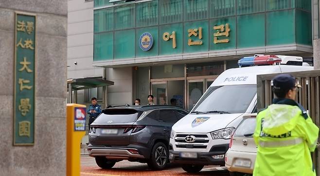 ▲ 지난달 13일 인천 서구 대인고등학교에 칼부림과 폭발물 설치를 예고한 협박 글이 올라온 가운데 경찰관들이 현장을 통제하고 있다. /이재민 기자 leejm@incheoilbo.com