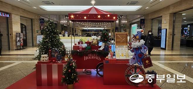 롯데백화점 분당점이 '스위트 홀리데이'(Sweet Holidays)를 주제로 크리스마스 분위기를 연출한 모습. 신연경기자