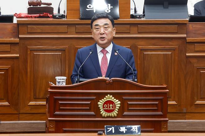 김두겸 울산시장이 20일 울산시의회 본회의장에서 열린 제260회 울산광역시의회 제2차 정례회 제2차 본회의에서 2026년도 예산안 및 기금운용계획안에 대한 시정연설과 2025년도 추가경정예산안 및 기금운용 변경 계획안에 대한 제안설명을 하고 있다. 최지원 기자