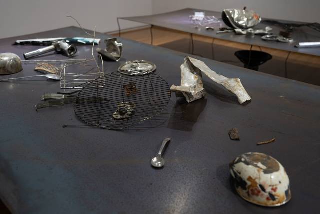 노순천, 떠는 쇠, 2024, 철, 스테인리스 스틸, 앰프, 발진기, 스피커, 가변크기