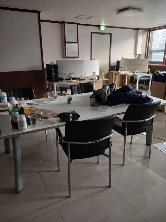 허위 로또 예측 사이트를 운영한 이들이 사용한 사무실 모습. 부산 서부경찰서 제공