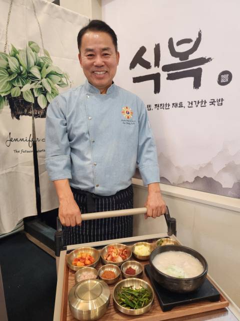 식복의 주방을 책임진 이동석 조리기능장.