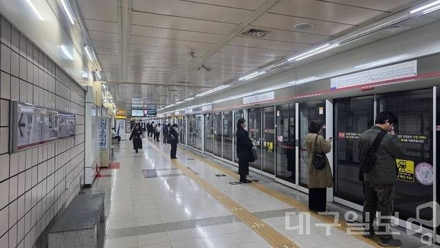 대구교통공사 노조 시한부 파업이 진행된 21일 오전 8시 대구도시철도 1호선 진천역 승강장 모습. 시민들이 열차를 기다리고 있다. 신헌호 기자