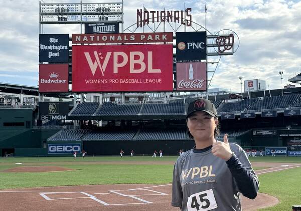 김현아가 트라이아웃이 열린 워싱턴 내셔널스파크에서 기념촬영을 했다. (사진=김현아 제공)