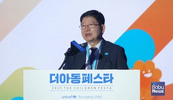 정갑영 유니세프 한국위원회 회장이 '2025 더아동 페스타' 참가자들에게 환영사를 전하고 있다. ⓒ유니세프 한국위원회