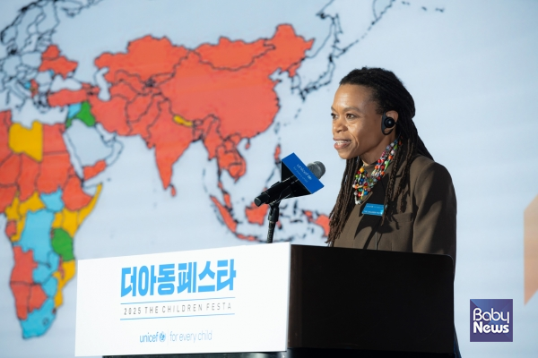 존스홉킨스 블룸버그 대학원의 파멜라 콜린스(Pamela Collins) 교수가 '2025 더아동 페스타' 기조강연을 하고 있다. ⓒ유니세프 한국위원회