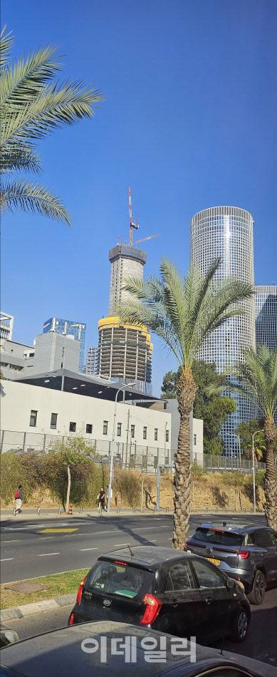 이스라엘 텔아비브에서 예루살렘으로 향하는 길. 시내 곳곳에 신·개축중인 건물들이 자주 포착된다. 주행하는 자동차 중 우리나라의 현대·기아차를 자주 목격하게 된다.