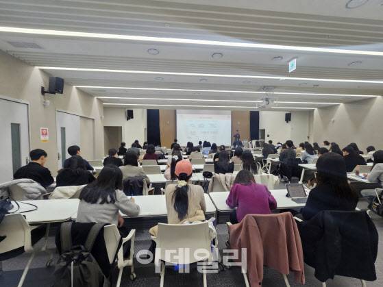 2030세대가 서울 광진구 서울50플러스 동부캠퍼스에서 금융상품에 관한 강의를 듣고 있다.(사진=이영민 기자)