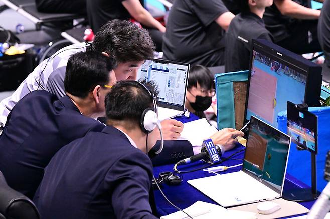 V-리그 현장에서 비디오판독을 진행하는 모습&nbsp;