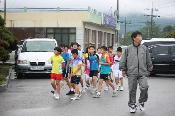 어린 시절 안세영과 최용호 감독 (사진=안세영 어머니 제공)