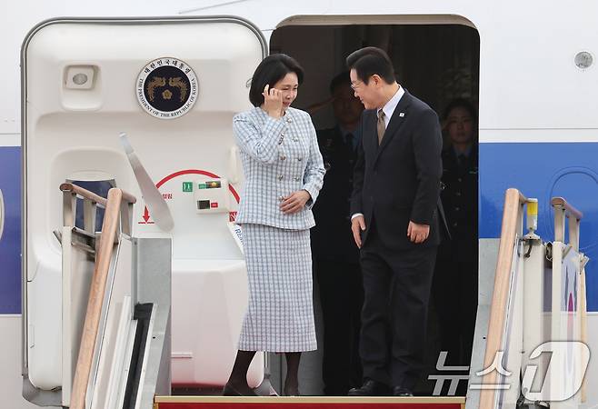 이재명 대통령과 김혜경 여사가 17일 오전 주요 20개국(G20) 정상회의 참석을 계기로 아프리카와 중동 등 4개국 순방을 위해 경기 성남 서울공항에서 공군1호기에 오르고 있다. 2025.11.17/뉴스1 ⓒ News1 이광호 기자