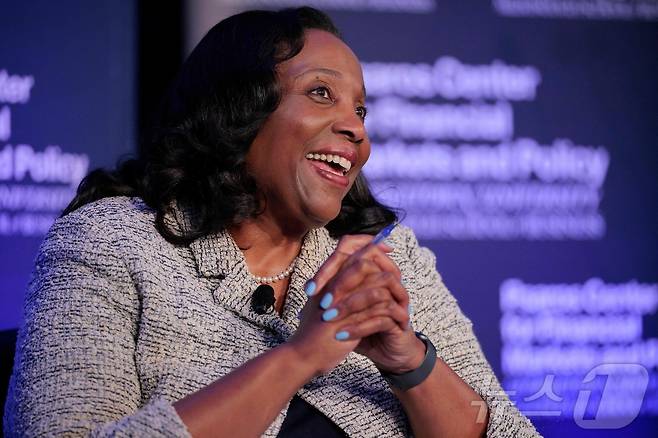 20일(현지시간) 리사 쿡 연방준비제도 이사가 워싱턴 D.C.에 위치한 조지타운 대학교 맥도너 경영대학원에서 열린 행사에 참석하여 연설하고 있다. 2025.11.20 ⓒ AFP=뉴스1