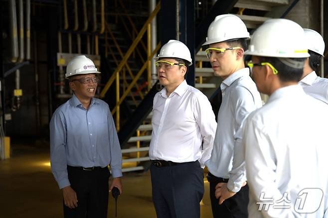 표경원 애경케미칼 대표(왼쪽 두번째)를 비롯한 임직원들이 새롭게 인수한 에보닉 공장을 둘러보고 있다. (사진제공 = 애경케미칼)