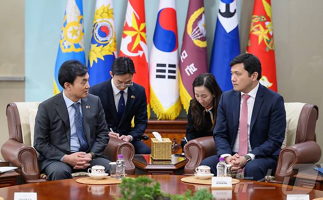 안규백 국방부 장관이 21일 오후 케빈 킴 주한미국대사대리를 접견해, 한반도 및 지역정세와 한미동맹 발전방향에 대해 논의하고 있다. (국방부 재판매 및 DB 금지) 2025.11.21/뉴스1