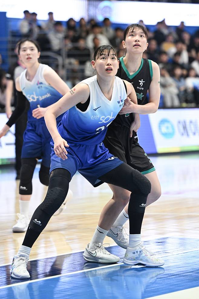 신한은행 홍유순이 21일 인천 도원체육관에서 열린 BNK금융 2025~2026 여자프로농구 정규리그 1라운드 하나은행과 경기에서 리바운드를 잡기 위해 박스아웃 하고 있다. 사진 | WKBL