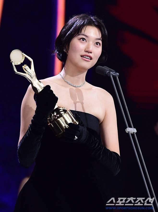 19일 제46회 청룡영화상 시상식이 여의도 KBS홀에서 열렸다. 신인여우상을 수상한 김도연. 여의도=송정헌 기자songs@sportschosun.com/2025.11.19/