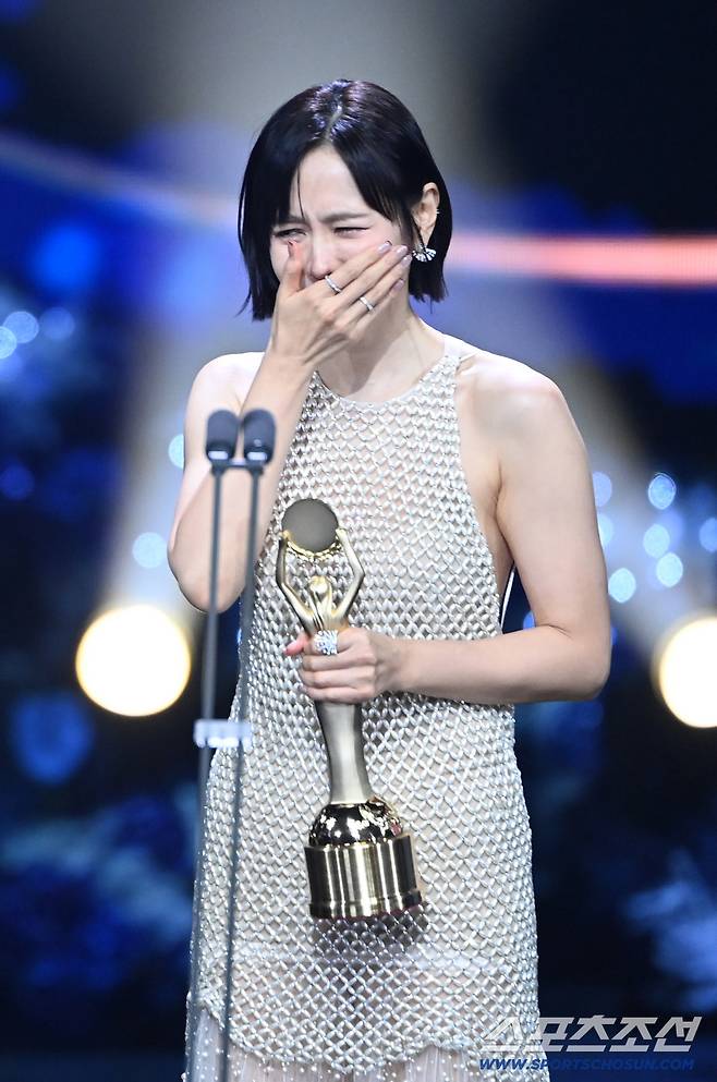 17년 만에 다시 '청룡의 여인' 감격의 눈물 흘리는 손예진.