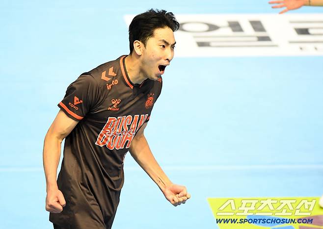 21일 인천 계양체육관에서 열린 V리그 대한항공-OK저축은행전. OK저축은행 차지환이 득점 후 환호하고 있다. 인천=정재근 기자 cjg@sportschosun.com/2025.11.21/