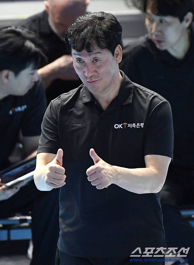 21일 인천 계양체육관에서 열린 V리그 대한항공-OK저축은행전. OK저축은행 신영철 감독이 엄지를 들어보이고 있다. 인천=정재근 기자 cjg@sportschosun.com/2025.11.21/