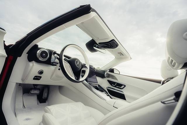 메르세데스-벤츠코리아는 마이바흐 라인업의 네 번째 모델이자 브랜드 최초의 오픈톱 2인승 로드스터 '디 올-뉴 메르세데스-마이바흐 SL'을 출시했다고 21일 밝혔다. 디 올-뉴 메르세데스-마이바흐 SL_인테리어. /벤츠코리아