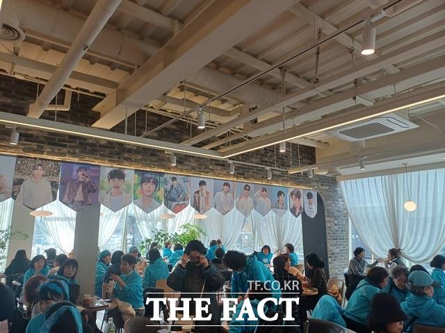 늘 그렇듯 관객들의 즐거움은 콘서트 시작전부터 만끽하는 분위기다. 공원 입구 카페와 식당에도 홀을 가득 메운 팬들의 웃음소리가 끊이지 않았다. /강일홍 기자