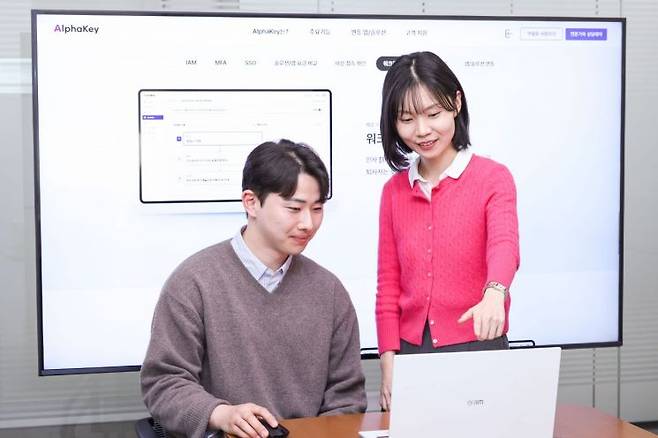 LG유플러스는 통합 계정관리 솔루션 ‘알파키(AlphaKey)’에 워크플로우 스튜디오를 비롯한 신규 기능을 추가한다고 21일 밝혔다. 사진은 LG유플러스 직원들이 워크플로우 스튜디오 등 알파키의 주요 기능을 소개하고 있는 모습. LG유플러스 제공