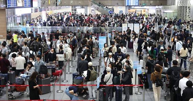 지난 추석 연휴 기간 여행객들로 인해 사람이 붐비는 김해공항의 모습. 연합뉴스