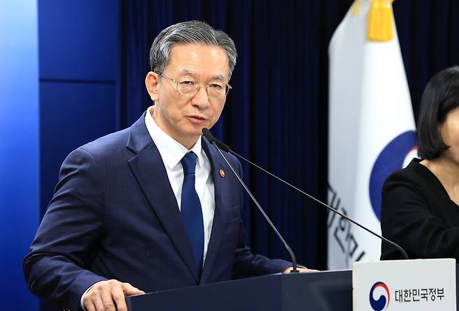 정성호 법무부 장관이 18일 서울 종로구 정부서울청사에서 론스타 ISDS 취소 신청 결과 관련 긴급 브리핑을 하고 있다. /뉴스1