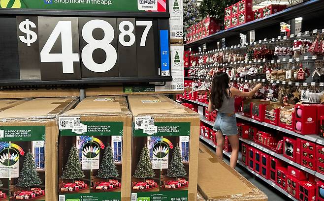 지난 19일 미국 휴스턴의 한 상점에 크리스마스 장식품이 진열된 모습. 도널드 트럼프 대통령 주도로 미 수입품에 대한 관세가 크게 올라가면서 미 소비재 물가가 상승할 우려가 커지고 있다. /AFP 연합뉴스
