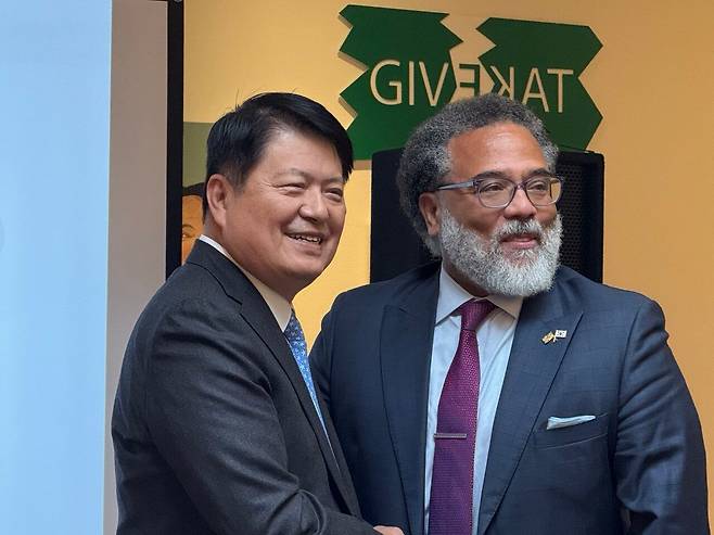 ChatGPT의 말:라정찬 네이처셀 회장(왼쪽)과 해리 코커 미국 메릴랜드주 상무장관이 20일 워싱턴 DC에서 열린 기자회견에서 볼티모어 생산시설 구축 협력 계획을 밝힌 뒤 기념 촬영을 하고 있다. /박국희 특파원