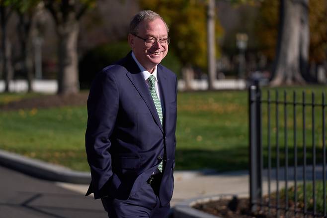 미국 국가경제위원회 위원장 케빈 해셋이 지난 13일 백악관을 나서는 모습. 해셋은 유력한 차기 연준 의장 후보로 거론된다. /AP 연합뉴스