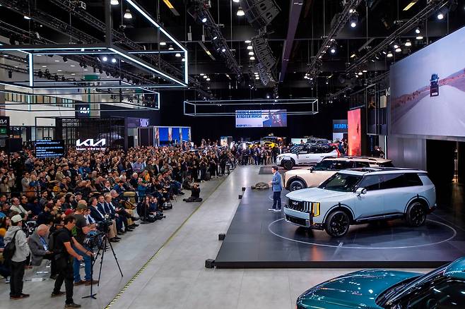 윤승규 기아 북미권역본부장 부사장이 20일(현지 시각) LA 컨벤션 센터에서 열린 LA 오토쇼에서 신형 텔루라이드를 공개하고 있다. /기아 제공