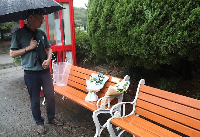 (경산=뉴스1) 공정식 기자 = 20일 오후 대구대 경산캠퍼스에서 열린 故 차수현 학생 명예학위증 수여식에 참석한 아버지 차민수 씨가 딸의 이름표가 붙은 벤치를 찾아 물끄러미 바라보고 있다.교사를 꿈꾸던 차 씨는 지난 6월 대장암으로 세상을 떠나며 아르바이트로 모은 돈 600만원을 후배들을 위한 장학금으로 남겼다.2024.9.20/뉴스1