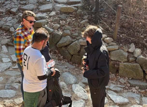 19일 낮12시쯤 우리말인 '뫼'라고 적힌 티셔츠를 입은 이탈리아인 마르코 디아미코(29·Marco Diamico)씨가 친구들과 함께 등산을 한 후 잠시 휴식을 취하고 있다. /김수아 기자