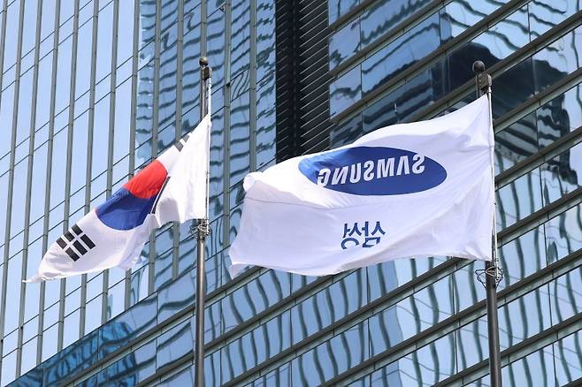 서울 삼성전자 서초사옥의 깃발이 펄럭이고 있다. 뉴시스