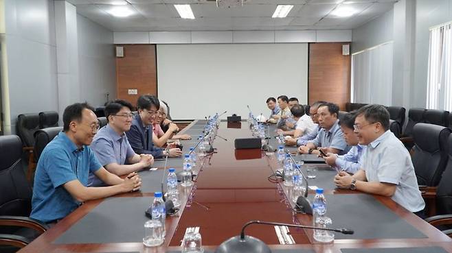 삼성중공업 대표단(왼쪽)과 베트남 국영 에너지산업그룹(페트로베트남) 산하 석유기계조선사(PVSM) 대표단이 지난 6월 26일 원유운반선 건조 협력에 대해 논의하고 있다. 페트로베트남 제공