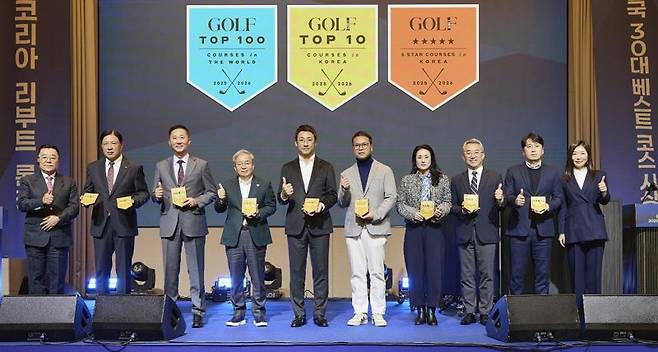 21일 오후 조선팰리스서울강남호텔 더그레이트홀에서 열린 ‘골프매거진코리아 리부트(Reboot) & ‘2025-2026 대한민국 30대 코스’ 시상식에서 퍼시픽링스코리아 회장(왼쪽 첫번째), 장옥영 대표이사(오른쪽 첫번째)와 '2025-2026 대한민국 10대 코스'에 선정된 골프장 대표자들이 기념촬영을 하고 있다. 퍼시픽링스코리아 제공