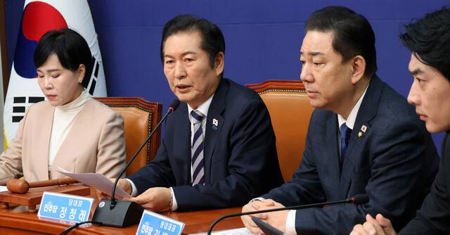 정청래 더불어민주당 대표(왼쪽 두번째)가 21일 국회에서 열린 당 최고위원회의에서 발언하고 있다. 왼쪽부터 전현희 수석최고위원, 정 대표, 김병기 원내대표, 한준호 최고위원. 김경호 선임기자 jijae@hani.co.kr