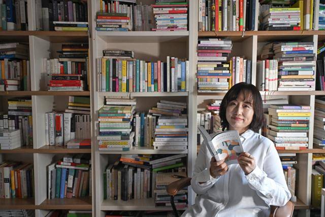 경력 20년의 '독서 모임광' 김민영씨가 7일 경기 용인시 자택 서재에서 포즈를 취하고 있다. 그는 "줄 수도, 팔 수도, 버릴 수도 없는 책들만 남겼는데도 1,000권이 넘는다"고 했다. 정다빈 기자