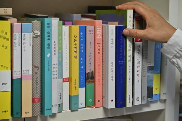 한국문학 중에서도 단편소설을 애독했다는 김민영씨가 소설책이 빼곡한 서가에서 하성란의 '푸른 수염의 첫 번째 아내'를 꺼내고 있다. 정다빈 기자