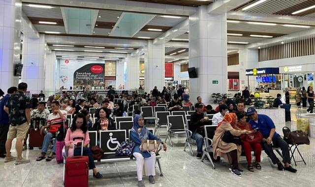 지난 5월 인도네시아 자카르타 할림역 대합실에서 승객들이 열차를 기다리고 있다. 자카르타=허경주 특파원