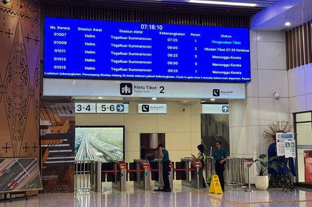 지난 5월 인도네시아 자카르타 할림역 대합실 전광판에 반둥행 열차 시간이 표시돼 있다. 자카르타=허경주 특파원